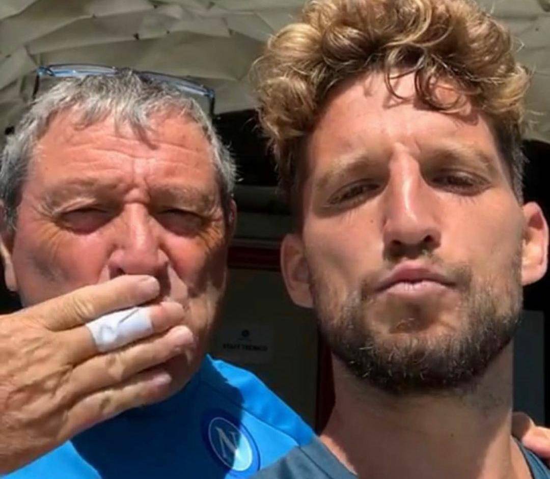 Özellikle Napoli’nin malzemecisi Tommaso Starace ile olan diyalogları tüm futbolseverler tarafından ilgiyle takip edildi. Starace, Napoli’nin simge isimlerinden biri… Maradona döneminden kulüpte kalan tek personel olduğu için de saygınlığı daha da artıyor.