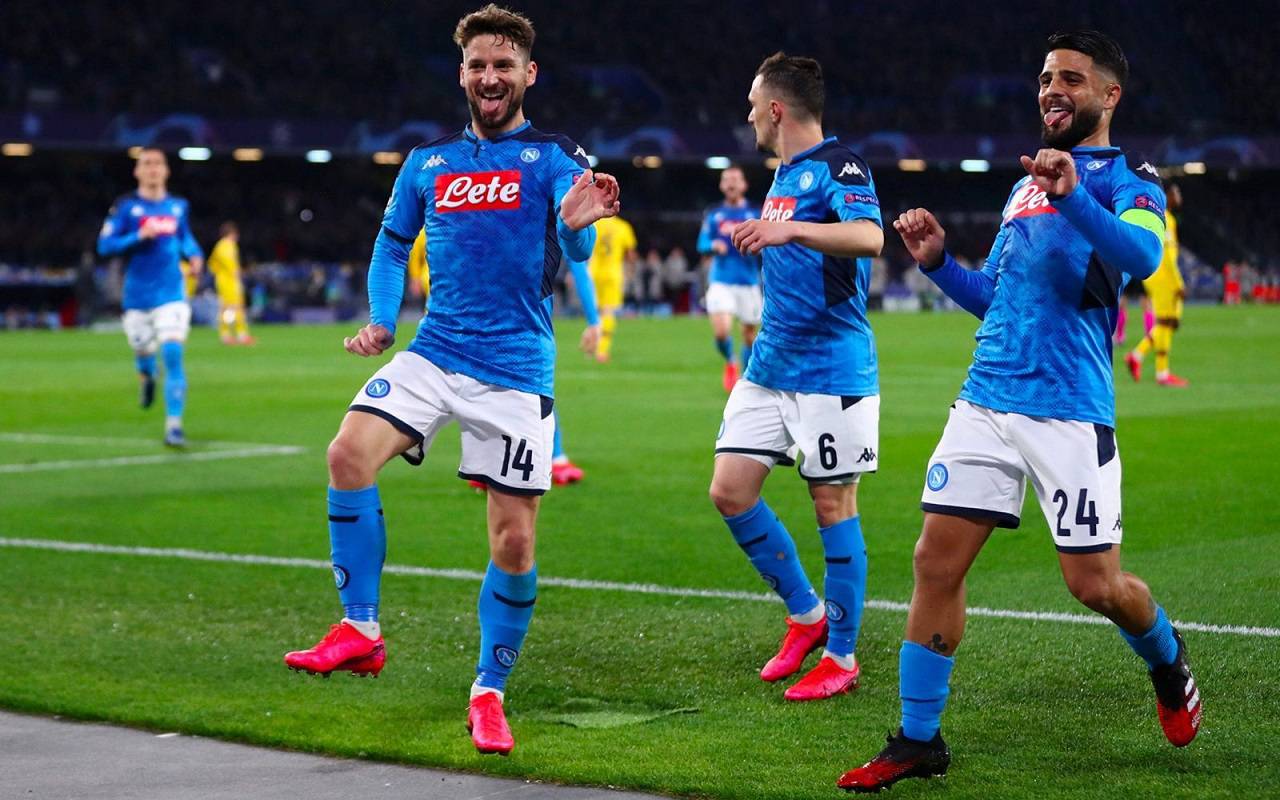 Dries Mertens, bazı maçlarda attığı gollerden sonra değişik gol sevinçlerinde bulunsa da en dikkat çekeni Starace’nin dans figürleri oldu. Buna zaman zaman Lorenzo Insigne ve takım arkadaşları da eşlik etti.