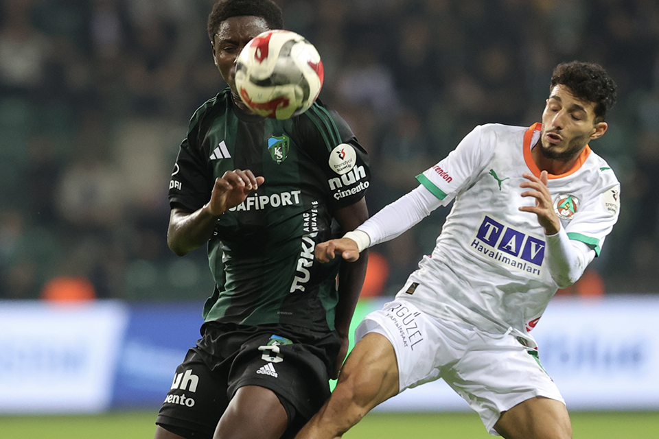 Trendyol Süper Lig ekiplerinden Kocaelispor, konuk ettiği Corendon Alanyaspor'u 2-0 yenerek üst üste 3. galibiyetini aldı.