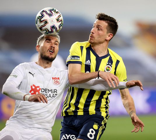 Mert Hakan Yandaş sakatlık dinlemeden çalışmaya devam ediyor (Video)